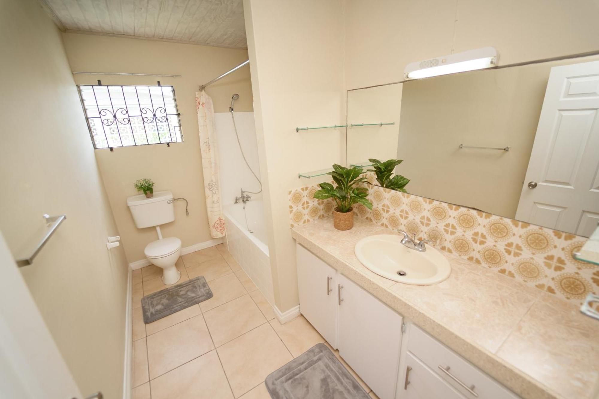 Spacious 3-Bedroom Home - Regency Park Bridgetown Eksteriør bilde