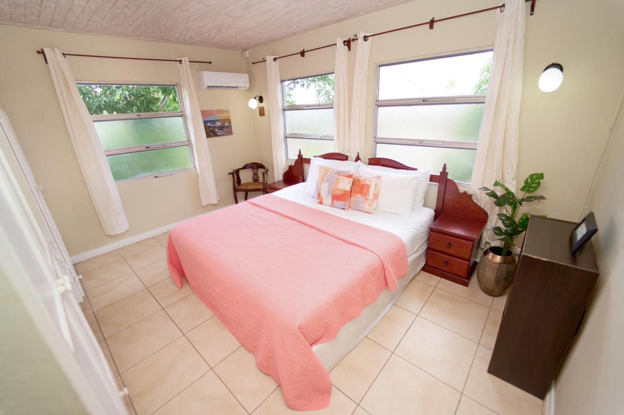 Spacious 3-Bedroom Home - Regency Park Bridgetown Eksteriør bilde