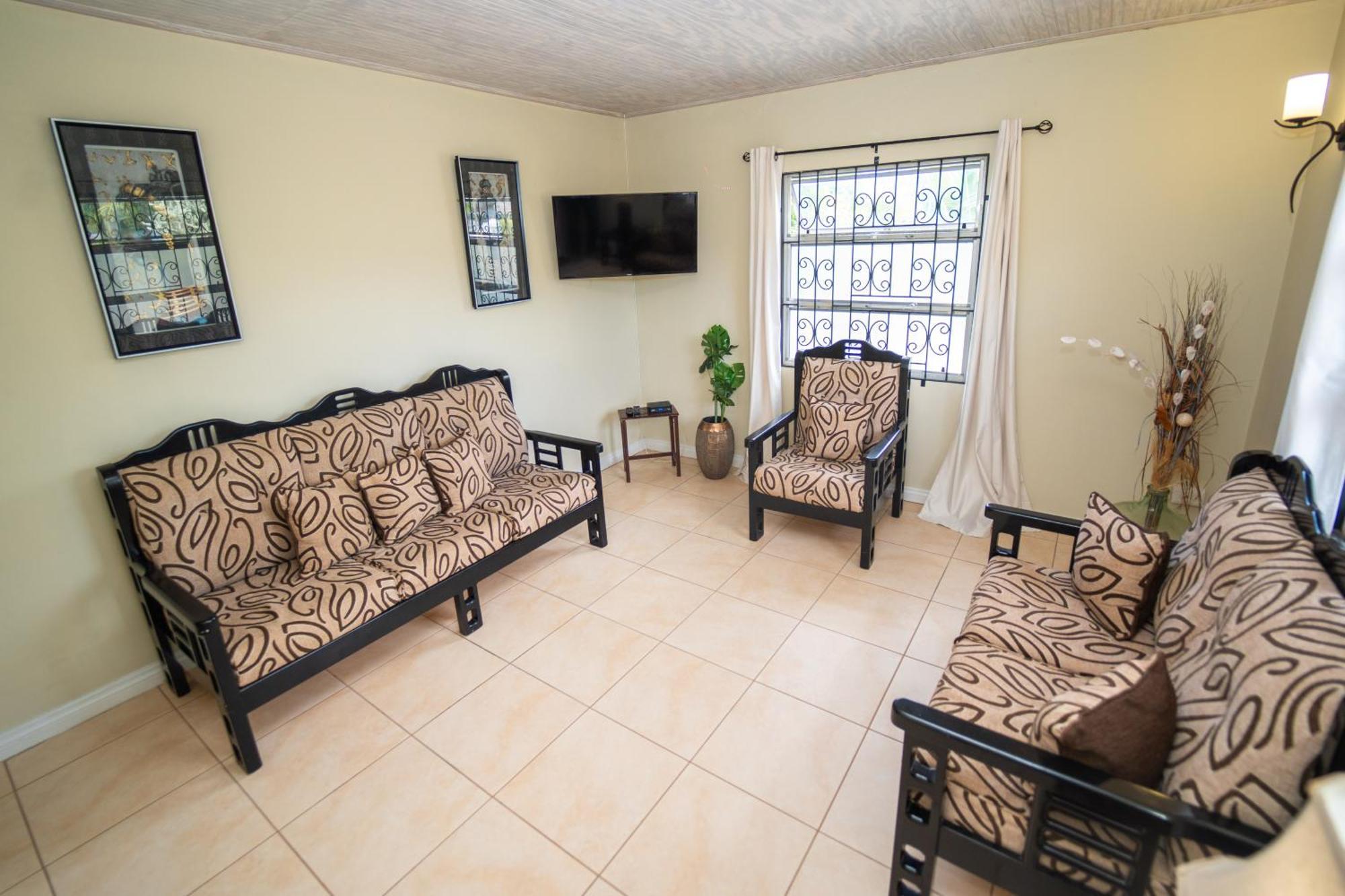 Spacious 3-Bedroom Home - Regency Park Bridgetown Eksteriør bilde